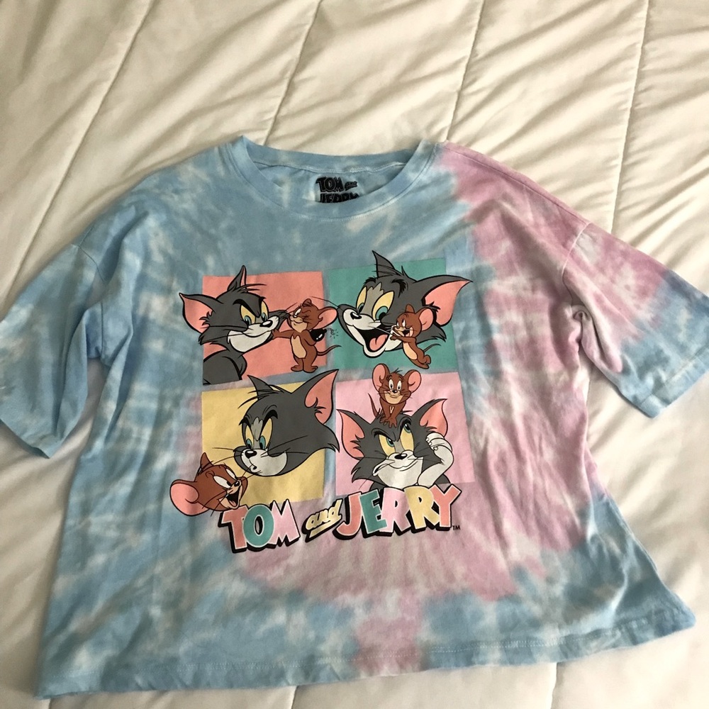 Tom and jerry graphic tee. The length goes right to your waistline.